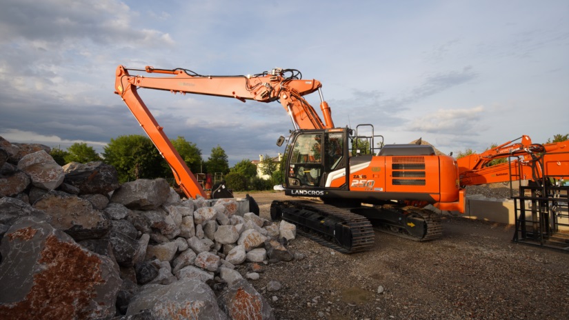 Salomoni delivers a new Hitachi ZX250-7 with a Super Long Front (SLF) boom to Battiston.
